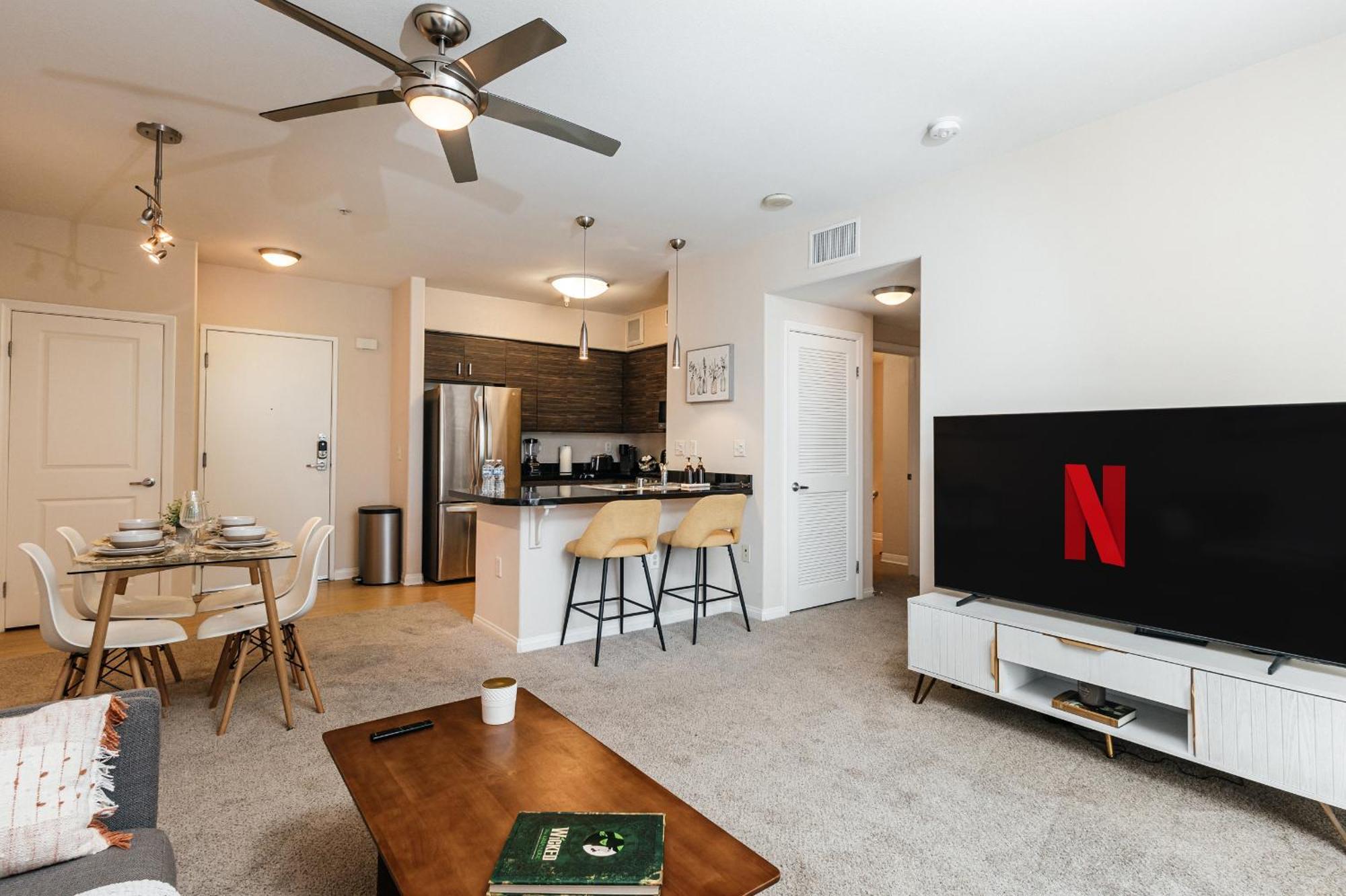 Luxury One Bedroom Minutes From The Grove Apartment
