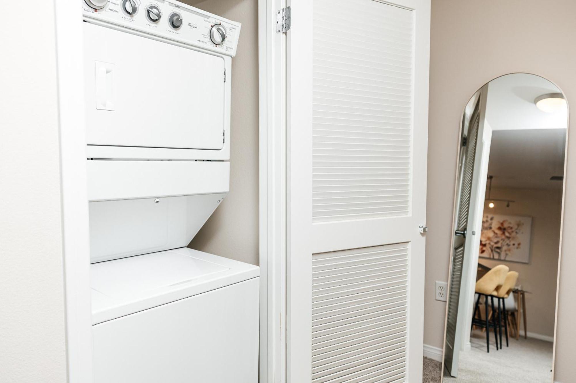 Luxury One Bedroom Minutes From The Grove Apartamento